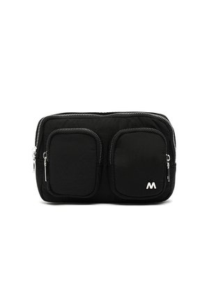 Bolsita de tela negra con dos bolsillos frontales con cremallera, herrajes plateados y detalle del logo. Textura suave, forma rectangular y diseño acolchado.