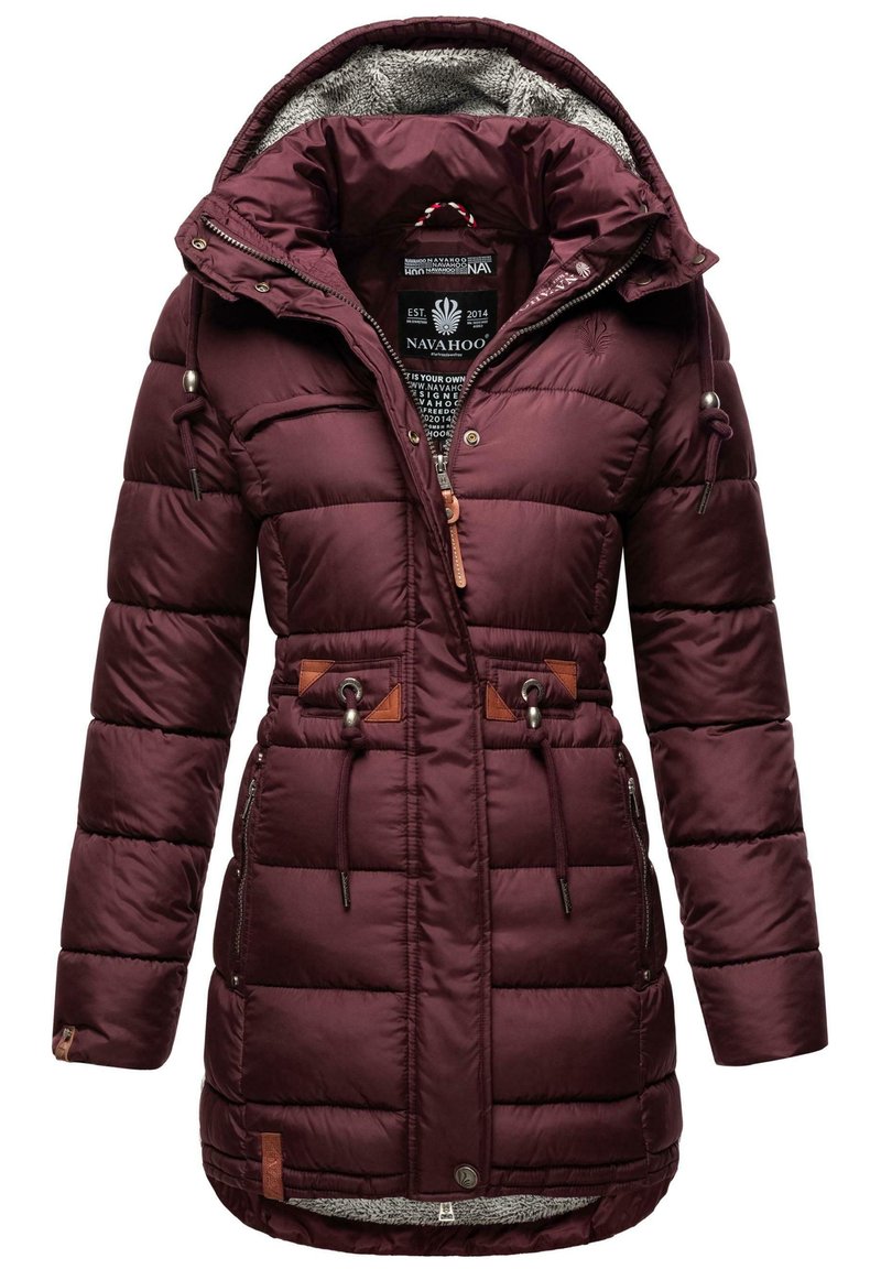 Bordo puffer jakna s kapuljačom obloženom krznom, zatvaranjem na zip, strukom s uvojkom i smešnim kožnim detaljima. Sadrži zip-zatvorene bočne džepove.