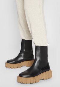 Marc O'Polo CHRISTEL - Enkellaarsjes met plateauzool - black/sand