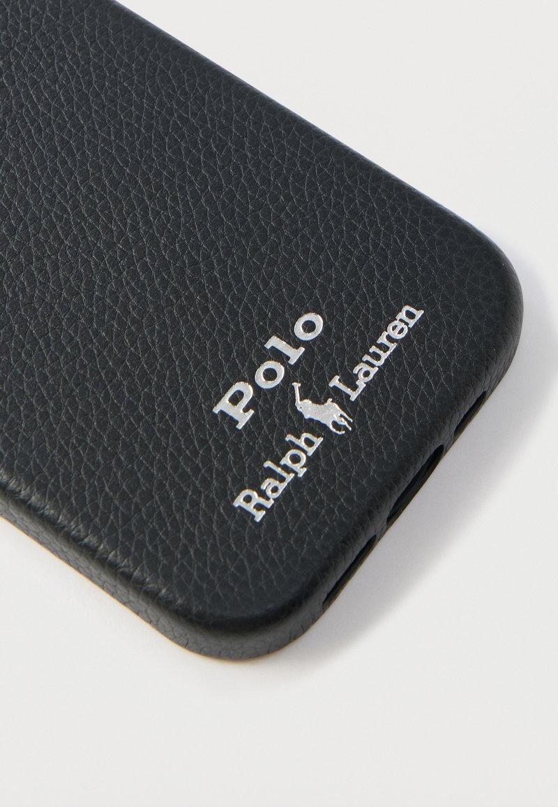 Étui de téléphone en cuir noir à surface texturée, avec logo argenté "Polo Ralph Lauren" et insigne cheval. Bords arrondis, design élégant.