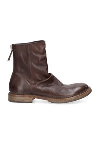 Bottine en cuir marron avec un design légèrement affaissé, fermeture éclair sur le côté et semelle en bois. Texture lisse et forme de bout arrondi.