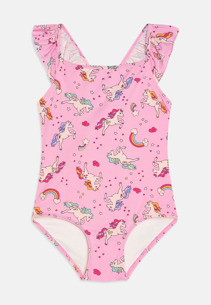 Maillot de bain une pièce rose avec des bretelles volantées, affichant un motif de licorne et d'arc-en-ciel agrémenté d'étoiles et de cœurs. Tissu doux et extensible.