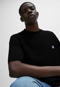 HUGO NILEY - T-shirt - bas - black one