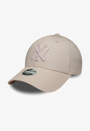 Cappellino da baseball rosa chiaro con visiera curva, logo "NY" ricamato sul davanti e cinturino regolabile etichettato per donne.