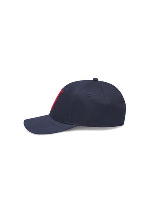 Cappello blu navy con visiera piatta, design a sei pannelli, accento del logo rosso e fori di ventilazione. Realizzato in tessuto resistente.