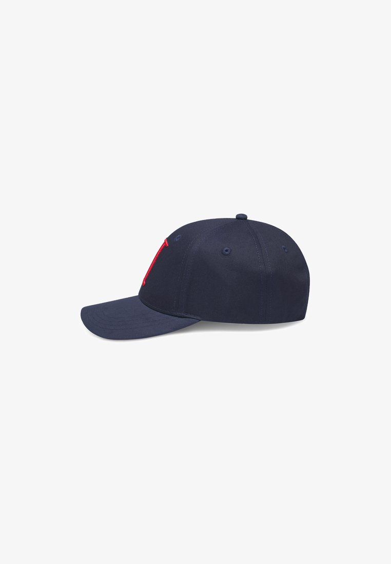 Marineblaue Kappe mit flachem Schirm, sechspaneligem Design, einem roten Logoakzent und Belüftungsösen. Aus strapazierfähigem Stoff hergestellt.