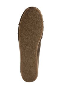 Podplat rjave čevelj brez vezalk z teksturirano, gumijasto površino in vtisnjenim logotipom "MNG" blizu sredine.