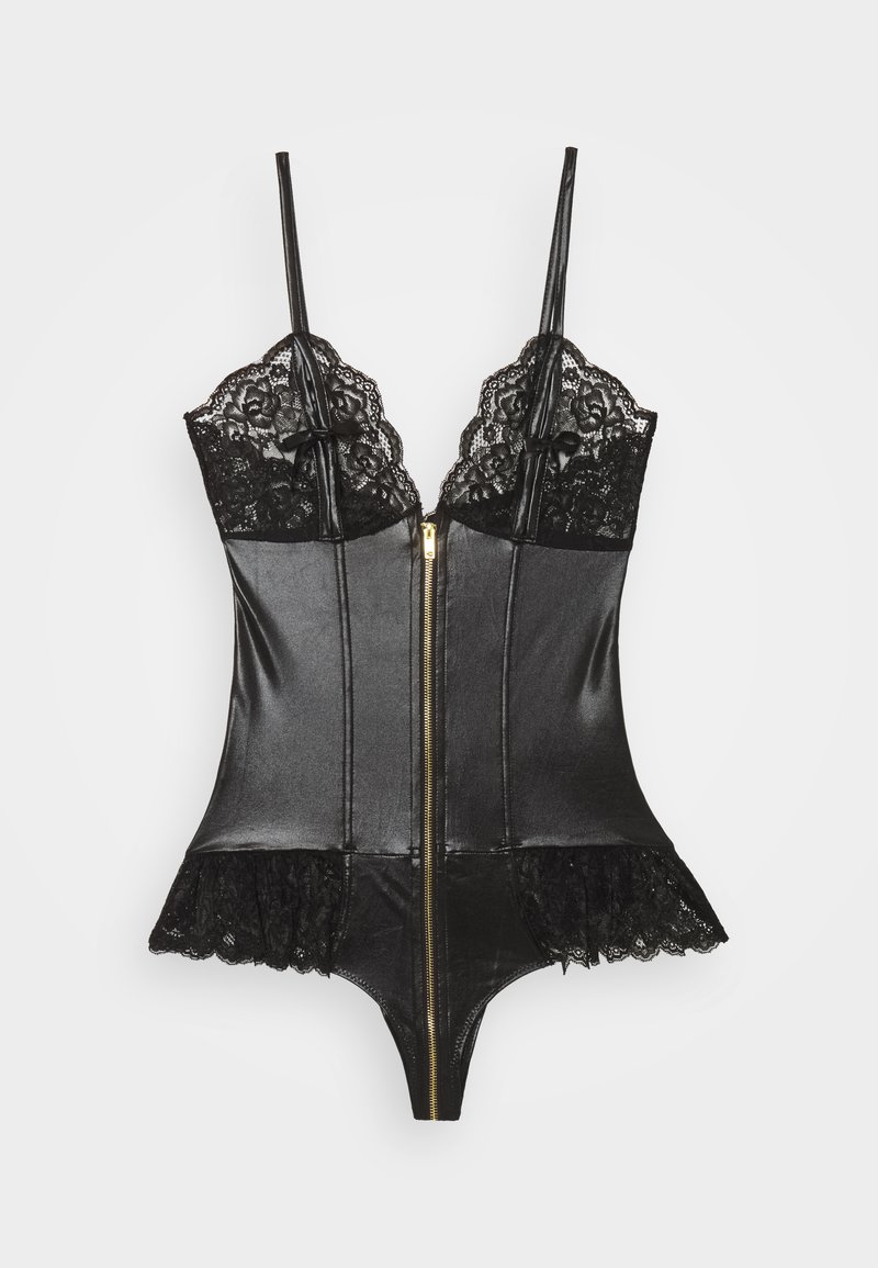 Zwarte bodysuit met kantaccenten, een ritssluiting aan de voorkant, verstelbare bandjes en een uitlopende kantrand aan de onderkant, gemaakt van glanzende materialen.