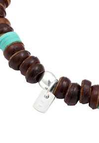 Träarmband med träpärlor i mörkbrunt och turkosa accenter, med ett silverfärgat lås och en charm märkt "925."