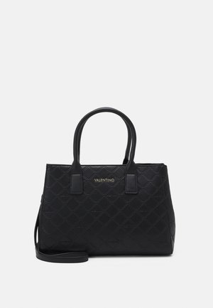 Borsa a tracolla in pelle trapuntata nera con doppi manici e tracolla regolabile. Presenta un logo dorato sul davanti e un design strutturato.