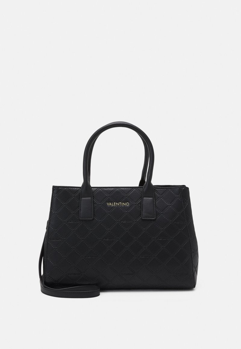 Czarna pikowana skórzana torebka z podwójnymi uchwytami i regulowanym paskiem na ramię. Z przodu znajduje się złote logo, a torebka ma usztywnioną konstrukcję.