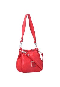 Bolso de mano de cuero rojo con forma curvada, que cuenta con herrajes plateados, un acento de costura decorativa en la parte superior y una correa desmontable.
