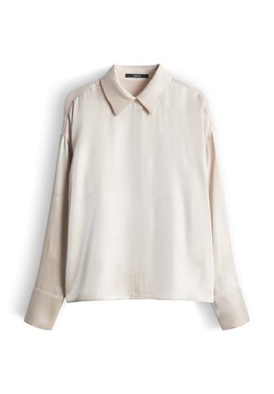 Chemisier en satin beige clair avec un col classique, des manches longues et une coupe droite. Présente un léger éclat et une texture lisse.