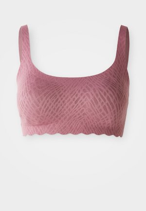 Stofroze draadloze bralette met brede bandjes, een getextureerd geometrisch patroon en een geschulpte zoom tegen een effen witte achtergrond.