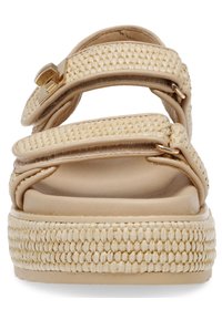 Beige geflochtene Sandalen mit zwei verstellbaren Riemen, einem glatten Fußbett und einer strukturierten Plattformsohle mit geflochtenem Design. Akzent in goldfarbener Hardware.