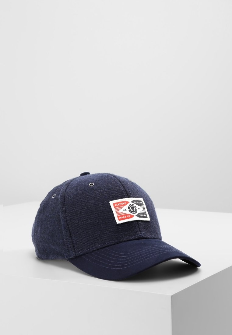 Casquette de baseball bleu foncé avec un petit patch rectangulaire affichant des couleurs rouge, blanc et noir ainsi qu'un texte sur le panneau avant.