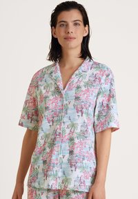 Set di pigiami a maniche corte in cotone azzurro chiaro con stampe floreali e architettoniche rosa. Presenta un colletto a scatto e chiusura con bottoni.