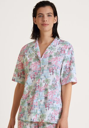 Set di pigiami a maniche corte in cotone azzurro chiaro con stampe floreali e architettoniche rosa. Presenta un colletto a scatto e chiusura con bottoni.