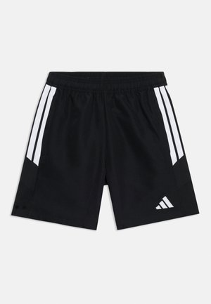 Shorts de sport noirs avec taille élastique, trois bandes blanches sur les côtés et un logo Adidas blanc sur la jambe gauche.