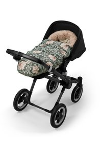 Musta lastenrattaat, joissa on suuret pyörät ja kukkakuviollinen, fleecevuorattu jalkapeite lämmöksi ja mukavuudeksi.