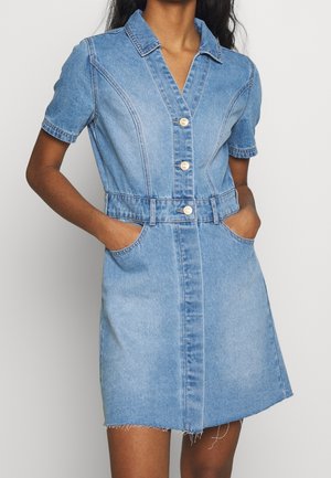 Denim-mekko lyhyillä hihoilla, vaaleansininen väri, napit edessä, kaulus, kiristetty vyötärö, sivutaskut ja revitty helma.