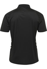 Svart polo med en mjuk och lätt tyg. Har en klassisk krage och sidopaneler med ett geometriskt mönster i en ljusare nyans.