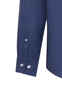 Camicia button-up blu scuro con maniche lunghe. Presenta due bottoni bianchi sui polsini e una finitura in tessuto testurizzato.