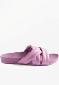 Roze slide-sandalen met drie brede, gekruiste stiksels, gemaakt van glad synthetisch materiaal, met een vlakke zool en een gestructureerde voetbed.