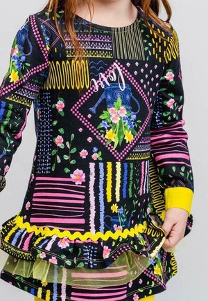 Czarna sukienka z długim rękawem z żywymi kwiatowymi i geometrycznymi wzorami w odcieniach różowego, żółtego i zielonego. Posiada wielowarstwowy falbaniasty dół oraz okrągły dekolt.