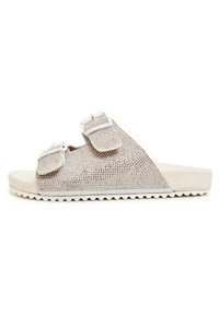 To-buckle slide sandal med en tekstureret, metallisk glans i lys grå, der har en polstret sål og en hvid, rillede bund.