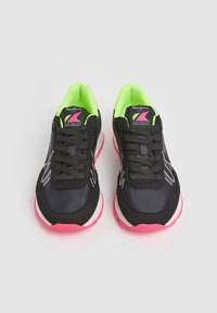 Scarpe sportive nere con una parte superiore liscia, accenti verdi e suole rosa. Presentano lacci tradizionali e un logo sulla linguetta.