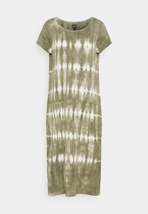 Robe tie-dye vert olive avec manches courtes, col rond, fentes latérales et tissu doux et texturé. Aucun accessoire ou ornement visible.