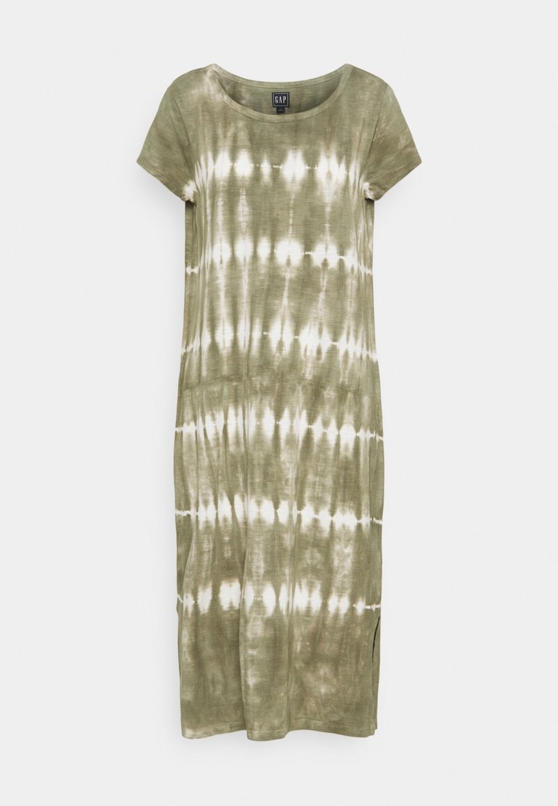 Robe tie-dye vert olive avec manches courtes, col rond, fentes latérales et tissu doux et texturé. Aucun accessoire ou ornement visible.