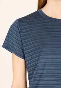 Lyhytnumeroiset sinivalkoraidalliset t-paidat, jotka on valmistettu kevyestä kankaasta, jolla on sileä rakenne. Sisältää pyöreän kaula-aukon ja hienovaraisia vaakaraitoja.