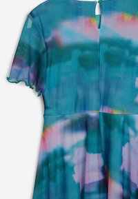 Satinachtige jurk in een blauw en veelkleurig abstract patroon, met korte mouwen, een sleutelgat achteraan en een gelaagde rok met gerimpelde randen.