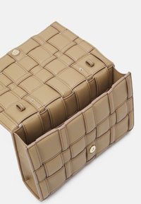 Borsa in finta pelle intrecciata color beige con forma rettangolare, due scomparti, chiusura con bottone dorato e superficie liscia.