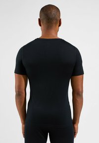 Schwarzes, enganliegendes T-Shirt mit kurzen Ärmeln und Rundhalsausschnitt, glatter Textur und minimalen Nähten, entworfen für eine k�örpernahe Passform.