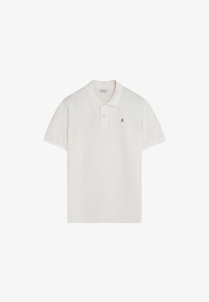 Polo blanc à manches courtes avec col, deux boutons et petit logo tête de mort rouge sur le côté gauche de la poitrine.