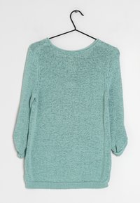 Maglione lavorato a maglia verde chiaro con maniche a tre quarti, scollatura arrotondata e orlo a coste. Tessuto texture con leggera variazione di colore.
