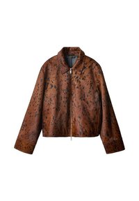 Veste en fausse fourrure marron avec col, dotée d'une fermeture éclair et d'un motif noir tacheté. Design court et manches longues.