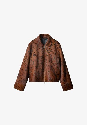 Giacca in pelliccia sintetica marrone con colletto, dotata di chiusura con zip e motivo maculato nero. Design cropped e maniche lunghe.