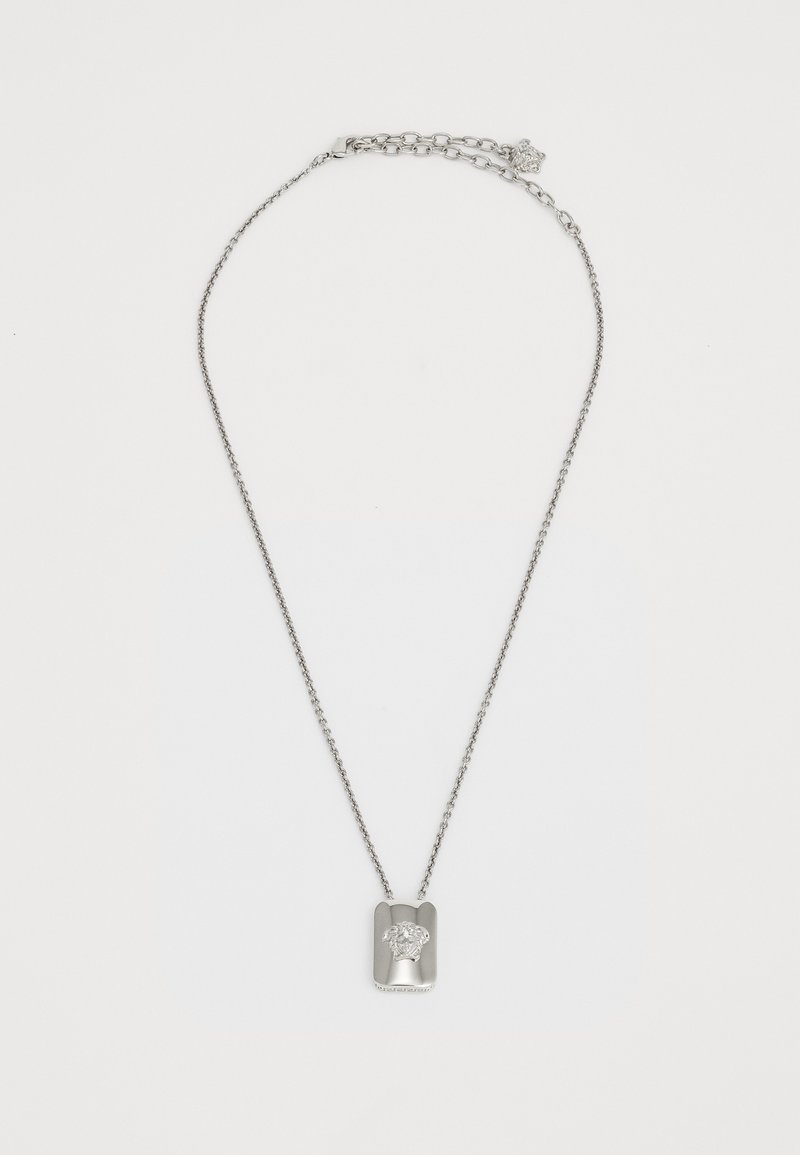 Srebrna ogrlica z teksturirano verigo in pravokotnim obeskom z dvignjenim vzorcem glave. Nastavljiva dolžina z zaponko.