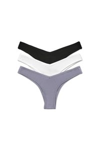 Tre perizoma nei colori nero, bianco e lavanda. Ognuno presenta un sottile elastico in vita e un morbido tessuto di cotone con un design minimalista.