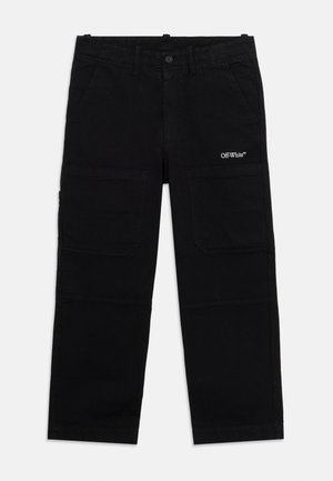 Schwarze Cargohose mit vorderen Klappentaschen und "Off-White"-Logo am oberen Oberschenkel, mit Knopf- und Reißverschluss.