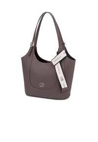 Braune Handtasche aus Kunstleder mit einer geschwungenen Form, goldfarbenem Logo-Detail und einem abnehmbaren Riemen mit kontrastierendem Text. Glatte Textur und minimalistisches Design.