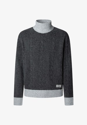 Suéter de punto cableado en gris oscuro con cuello alto y puños en gris claro de canalé. Presenta una pequeña etiqueta de la marca en el dobladillo. Textura suave, corte clásico.