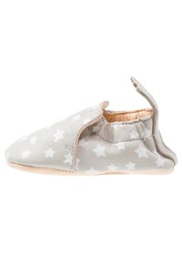 Zapatilla de cuero gris con patrón de estrellas blancas, textura suave, punta redondeada, abertura elástica y interior color canela. Adecuada para uso en interiores.