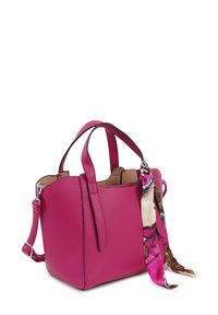 Roze leren handtas met een gekorrelde textuur, duale handvatten aan de bovenkant, een afneembare schouderriem en een zijden sjaal met patroon die aan de zijkant is geknoopt voor extra accenten.