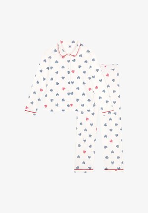 Set di pigiama bianco in cotone con maniche lunghe. Presenta motivi a cuori blu e rossi, disegni a righe e piping rosso lungo i polsini e il colletto.