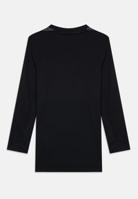 Cămașă neagră cu mâneci lungi, decolteu rotund și detaliu subtil în dungi pe guler, prezentată aplatizată pe un fundal alb.